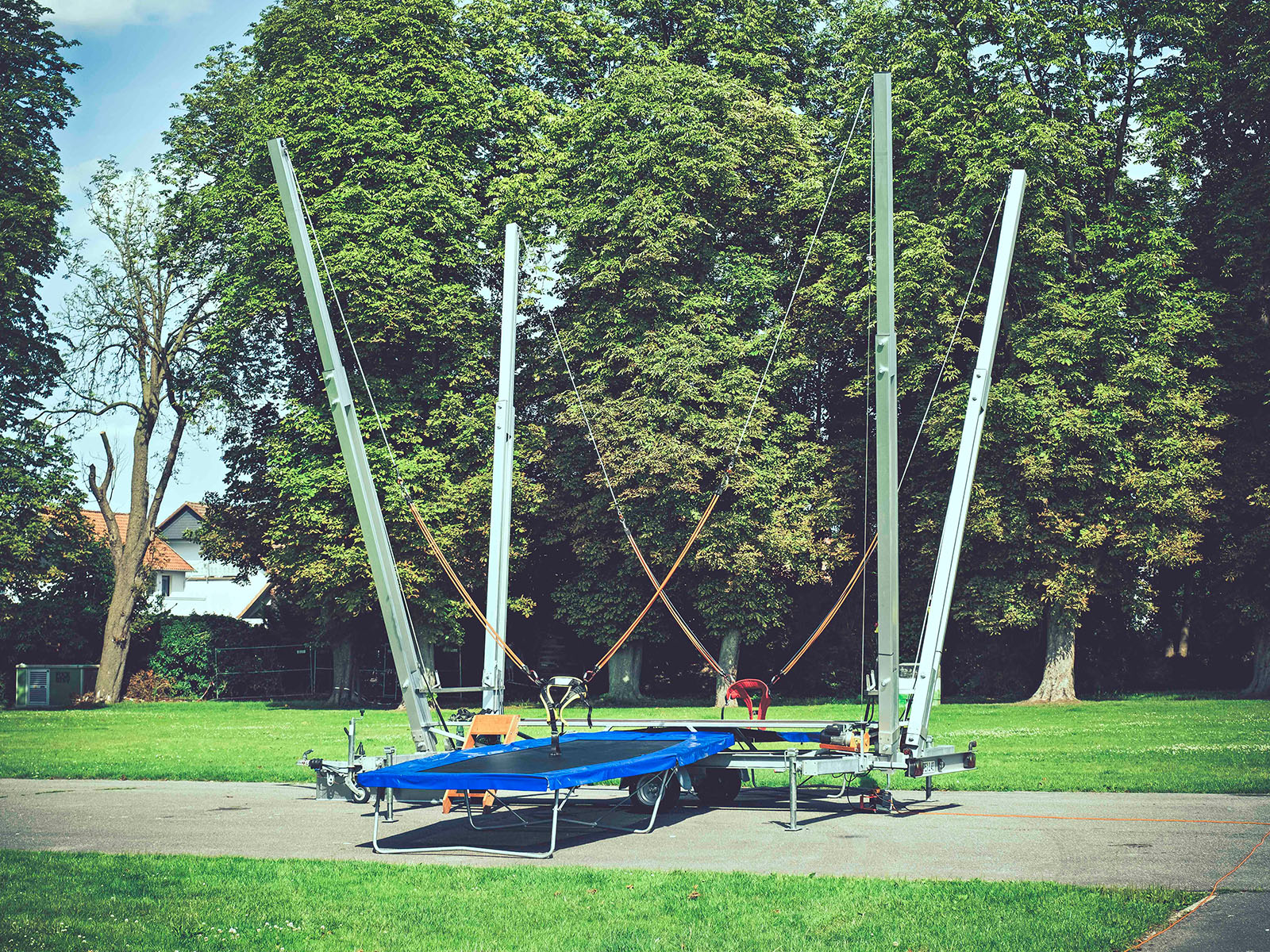 Springer auf dem Bungee-Trampolin